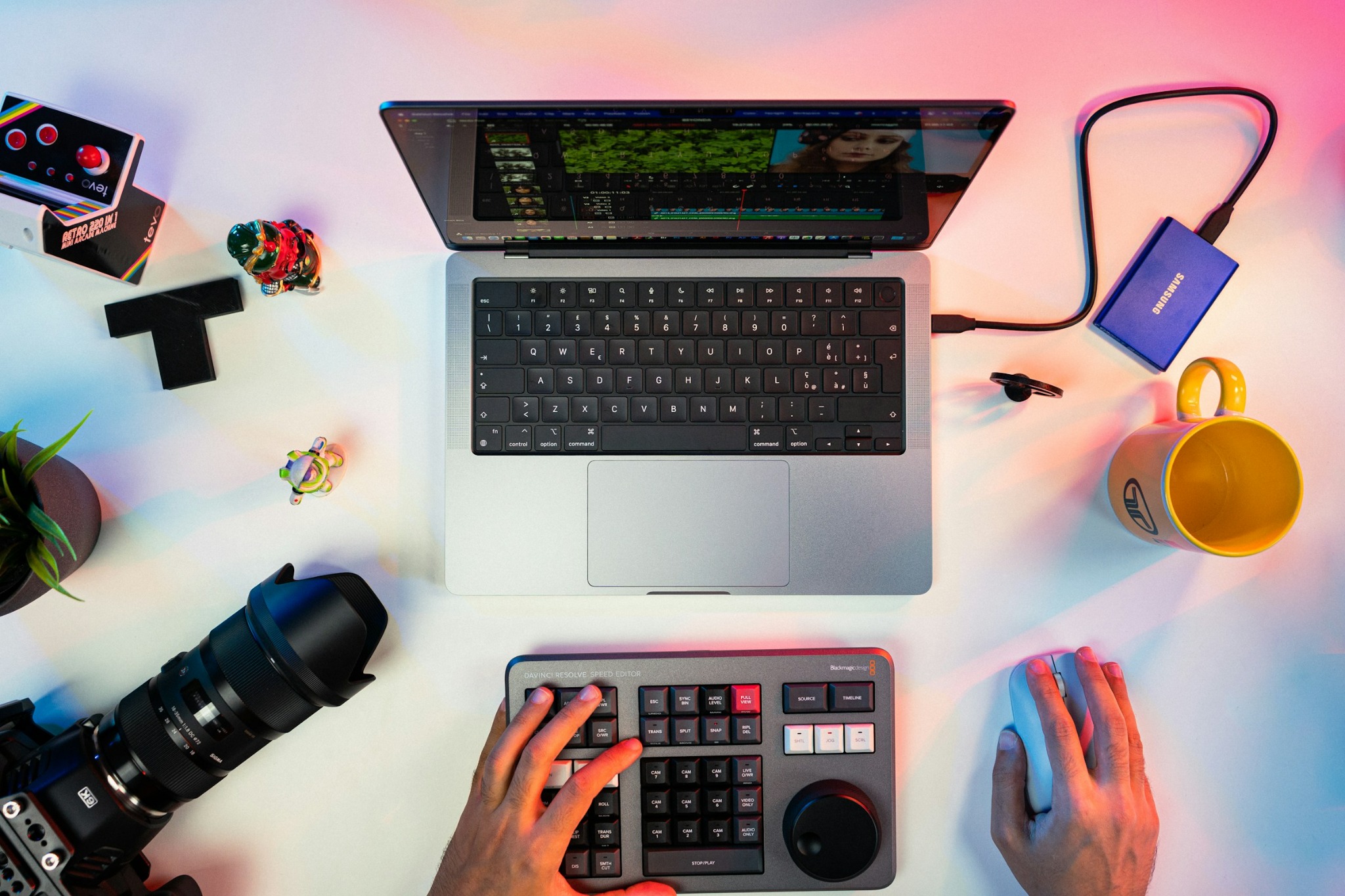 Setup de edición y producción audiovisual de Espectro Creativo